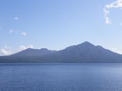 静かな支笏湖と山たち