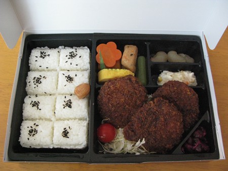 名古屋みそかつ弁当の中身