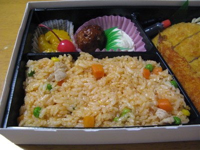 ケチャップ炒飯、フルーツ、肉団子