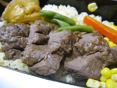 神戸のステーキ弁当 おかずの拡大写真