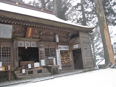 雪が積もった砥鹿神社奥の院