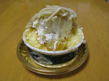 ボンとらや「モンブラン」　ケーキの中心に栗が入ってる