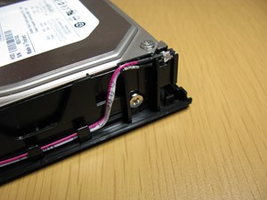 ④側面を2か所ねじ止めしてHDDを固定する。