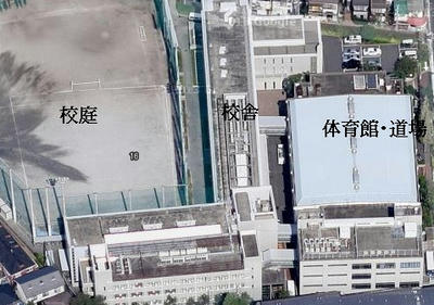 校庭と体育館の間に建つ校舎