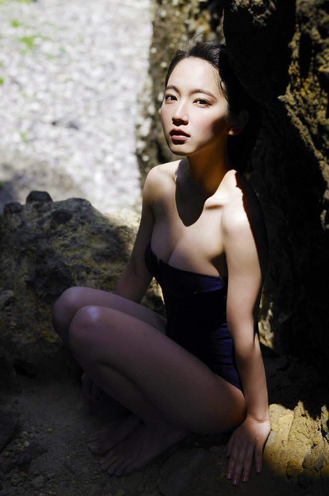 吉岡里帆 水着グラビア