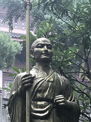 霊隠寺の空海大師像