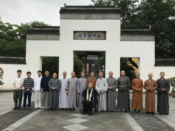 杭州仏学院の学生達と共に