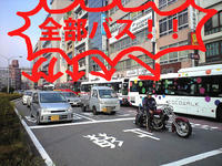 バスが連なる、長崎ではおなじみの光景です.jpg