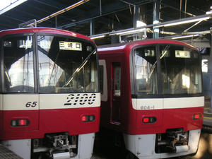 三崎口行きと高砂行き