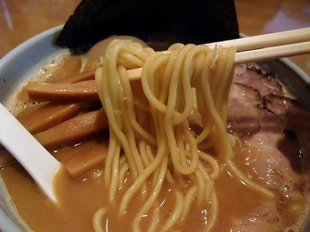 ストレートの太麺