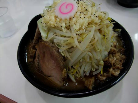 らーめん 成都　なると麺　麺少なめ　全部マシ