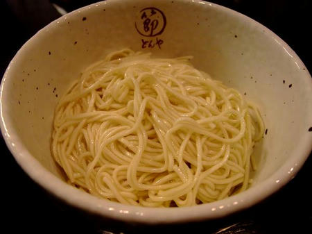 まるぶし とんや 博多麺
