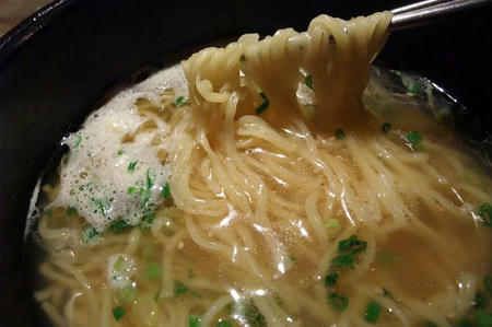 牛角　石焼ごまネギラーメン　麺