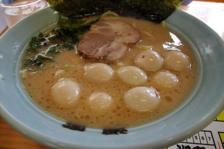 横浜家系ラーメン 湘家 江木店 ラーメン(醤油)うずらマシマシw