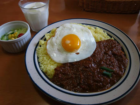 かれーの店 ポカラ ポークかれー2辛 大盛 目玉焼き