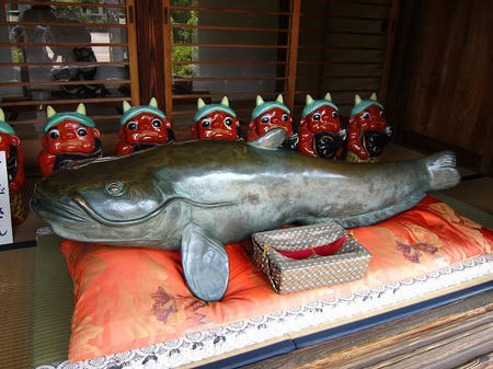 雷電神社　なまずさん