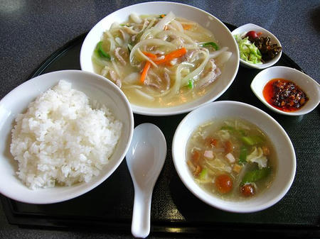 豚肉と五目野菜の塩煮込み 食べるラー油添え