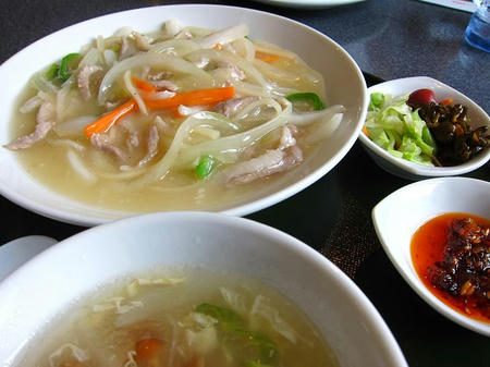 豚肉と五目野菜の塩煮込み 食べるラー油添え