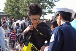 荷物検査の男