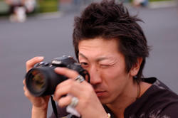 構える男