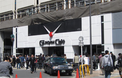 大混雑のGUNDAM Cafe