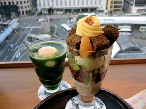 ほうじ茶カステラパフェとグリーンティーソーダー