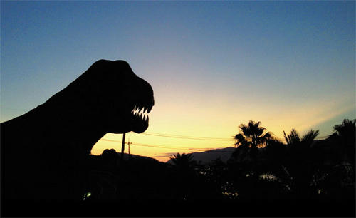 夕闇に佇む豪獣レックス（誤）