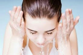 にきびとにきびの患者はどのように顔を正しく洗って維持する必要がありますか?